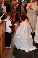 Easter: lighting candles in the congregation
